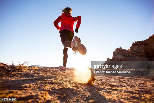 trail running at sunrise. - carrera de campo través fotografías e imágenes de stock