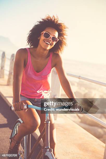 afro-americana mulher dirigindo moto costeira - black woman riding bike imagens e fotografias de stock