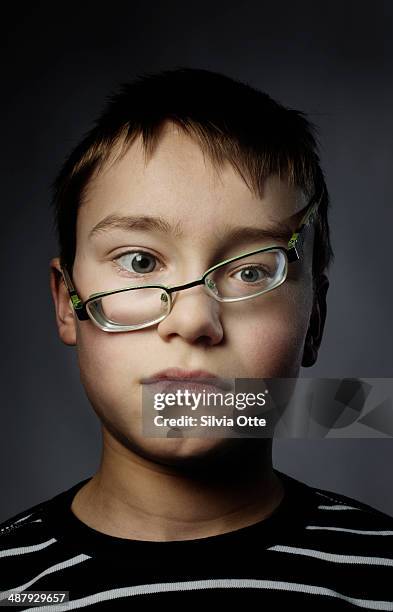 10 year old boy with crooked glasses - cross eyed 個照片及圖片檔