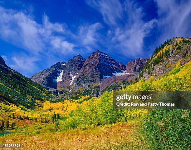 las montañas rocosas de maroon bells con árboles otoño aspen, colorado - maroon bells fotografías e imágenes de stock