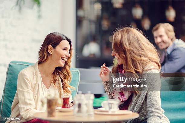 zwei mädchen im straßencafé in istanbul - 2 frauen gespräch ohne männer cafe stock-fotos und bilder