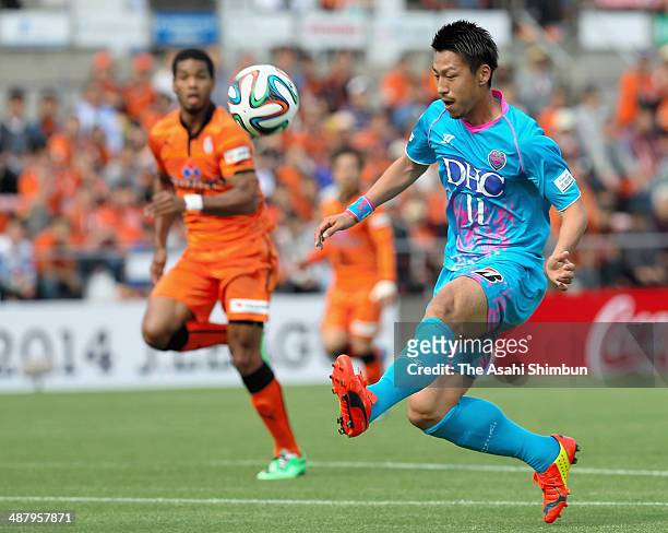 Yohei Toyoda of Sagan Tosu shoots at goal during the J.League match between Shimizu S-Pulse and Sagan Tosu at IAI Stadium Nihondaira on May 3, 2014...