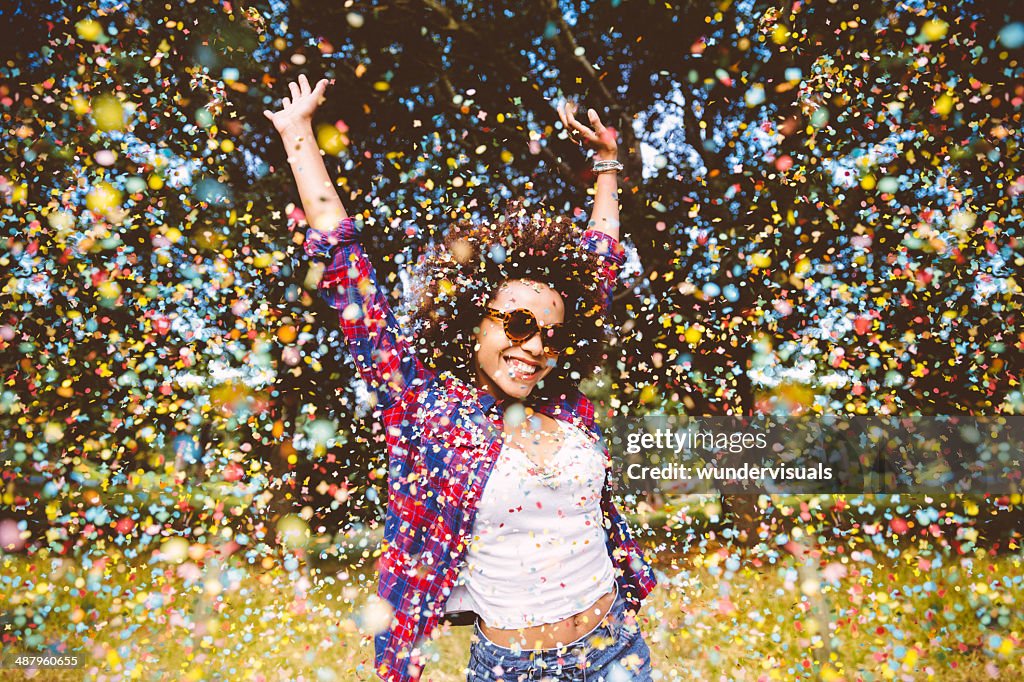 Hipster appréciant confetti