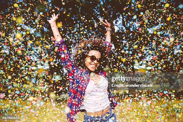 hipster appréciant confetti - celebration photos et images de collection