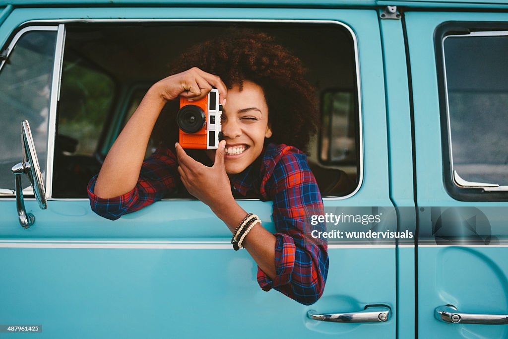 Femme avec appareil photo rétro