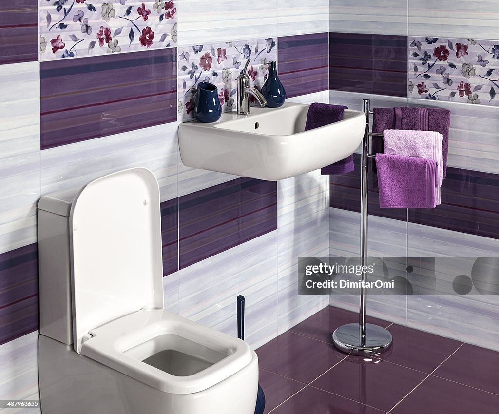 Detail von einer modernen Badezimmer mit Waschbecken und Toilette und Accessoires
