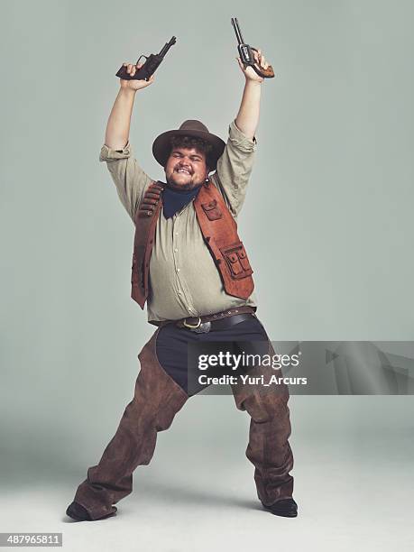 ha sentito il villaggio persone necessario un nuovo cowboy. - cowboy foto e immagini stock