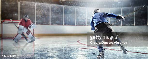 jugadores en acción de hockey sobre hielo - jugador de hockey fotografías e imágenes de stock