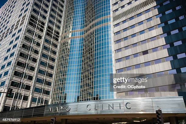 gonda building of the mayo clinic in rochester, mn - mayo clinic stockfoto's en -beelden