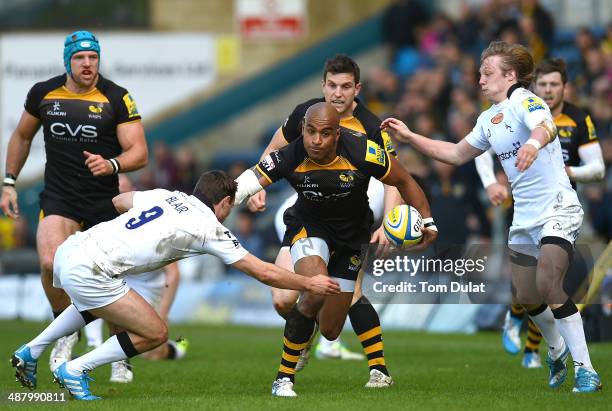 Tom Varndell of London Wasps is challanged by Mike Blair and Joel Hodgson of Newcastle Falcons during the Aviva Premiership match between London...