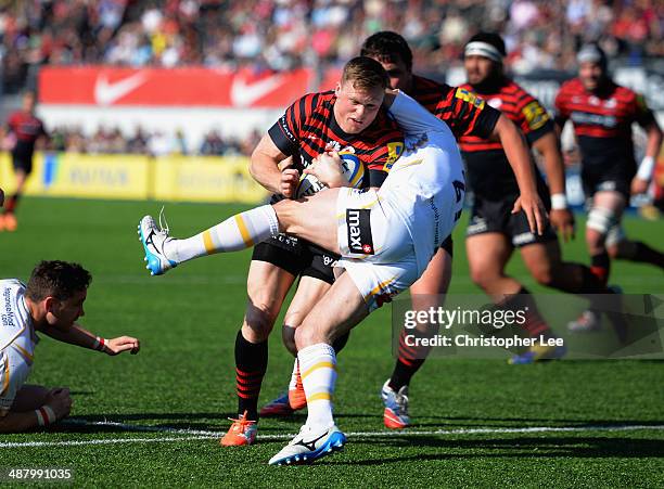 Chris Ashton of Saracens barges his way through Paul Hodgson of Worcester during the Aviva Premiership match between Saracens and Worcester Warriors...