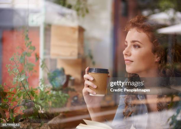 tranquila ubicación del estudio - chica-tomando-cafe fotografías e imágenes de stock