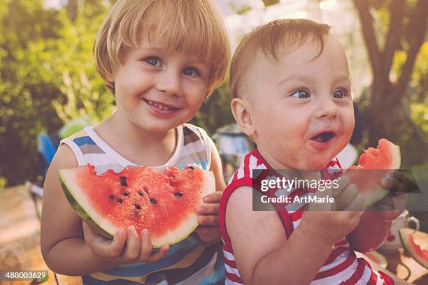 kinder mit wassermelone - baby lachen natur stock-fotos und bilder