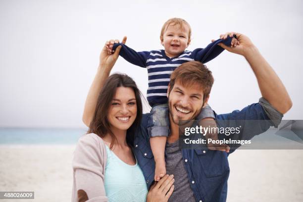 mit unserem kleinen jungen auf dem strand - mom children standing no father stock-fotos und bilder