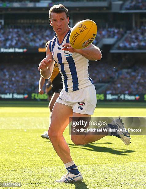 Brent Harvey of the Kangaroos in action during the 2015 AFL First Elimination Final match between the Richmond Tigers and the North Melbourne...