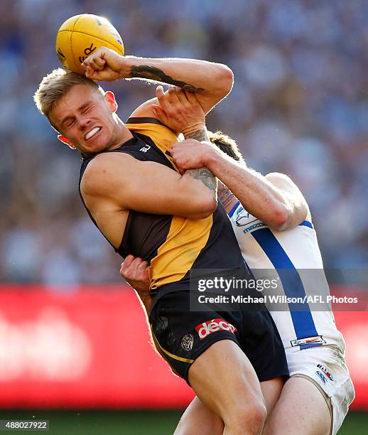 Brandon Ellis of the Tigers handpasses the ball during the 2015 AFL First Elimination Final match between the Richmond Tigers and the North Melbourne...