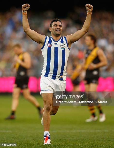 Lindsay Thomas of the Kangaroos celebrates on the final siren during the 2015 AFL First Elimination Final match between the Richmond Tigers and the...