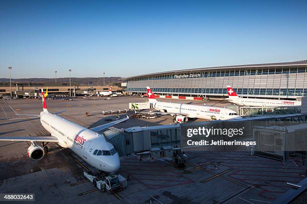 aeroporto internacional de zurique - airport zurich imagens e fotografias de stock