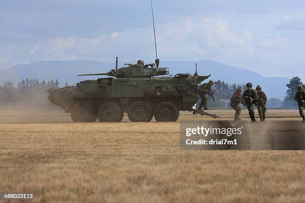tank demonstration - armored tank stockfoto's en -beelden