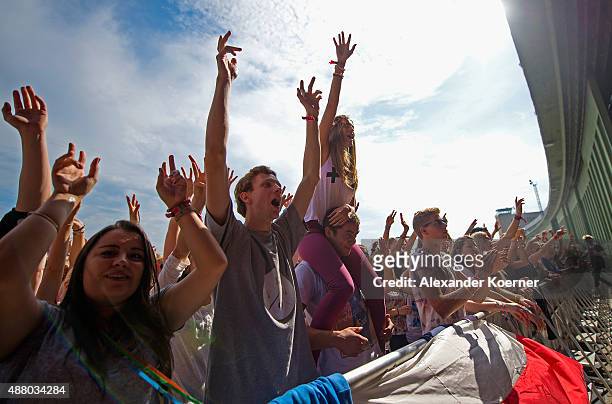 Fans cheer for DJ Felix Jaehn during the second day of the Lollapalooza Berlin music festival at Tempelhof Airport on September 13, 2015 in Berlin,...
