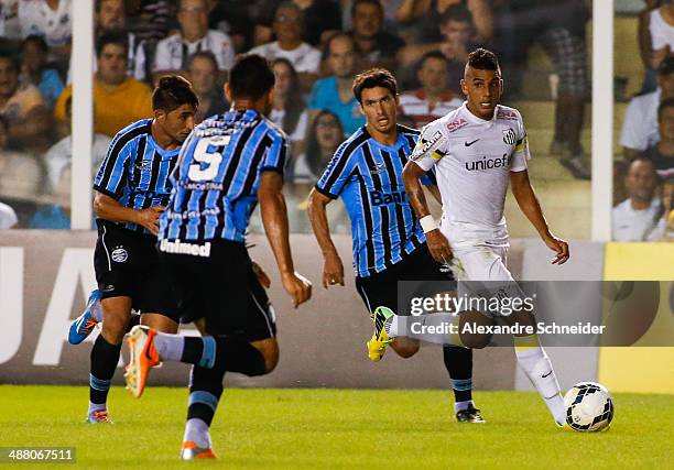 Alan Santos of Santos controls the ball during the match between Santos and Gremio for the Brazilian Series A 2014 at Vila Belmiro stadium on May 3,...