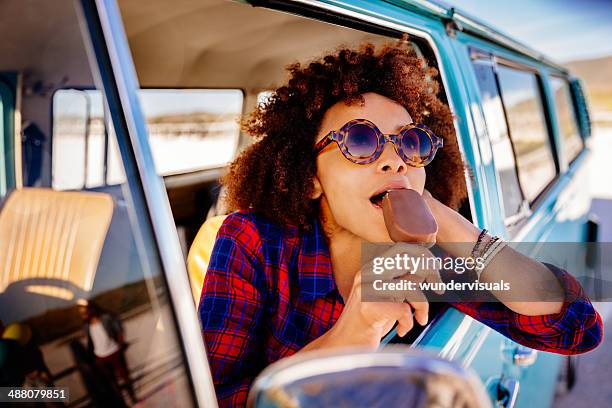 hipster mädchen mit eis - auto blau stock-fotos und bilder