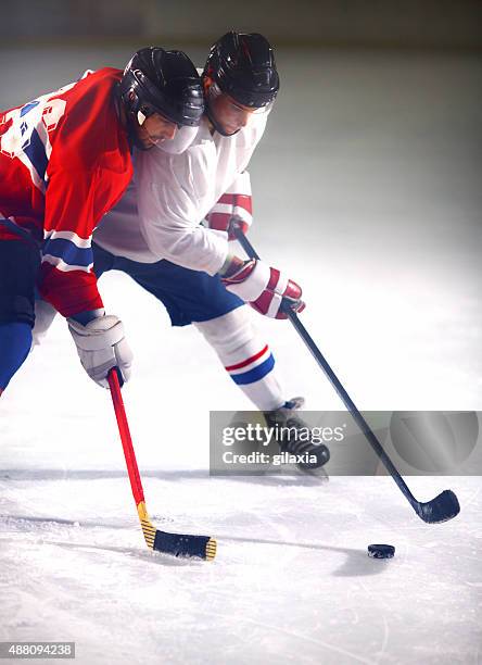 partita di hockey su ghiaccio. - difensore hockey su ghiaccio foto e immagini stock