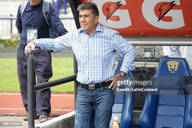 Carlos Reinoso of Veracruz shouts instructions to his players during an 8th round match between Pumas UNAM and Veracruz as part of the Apertura 2015...