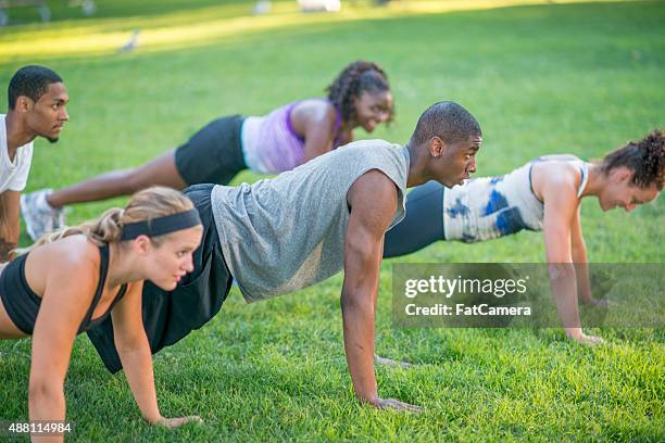 planche d'entraînement extérieure - formation militaire photos et images de collection