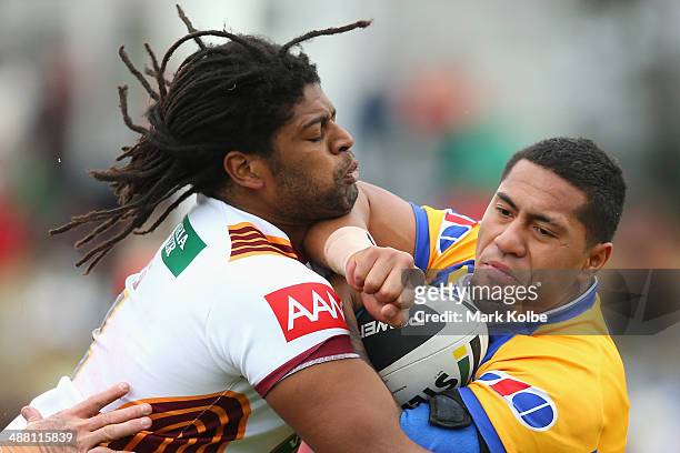 Jamal Idris of Country tackles Jorge Taufua of City during the Origin match between City and Country at Caltex Park on May 4, 2014 in Dubbo,...