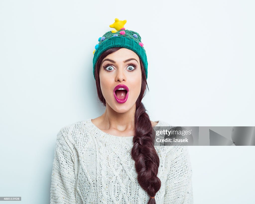 Überrascht Frau im winter-outfit