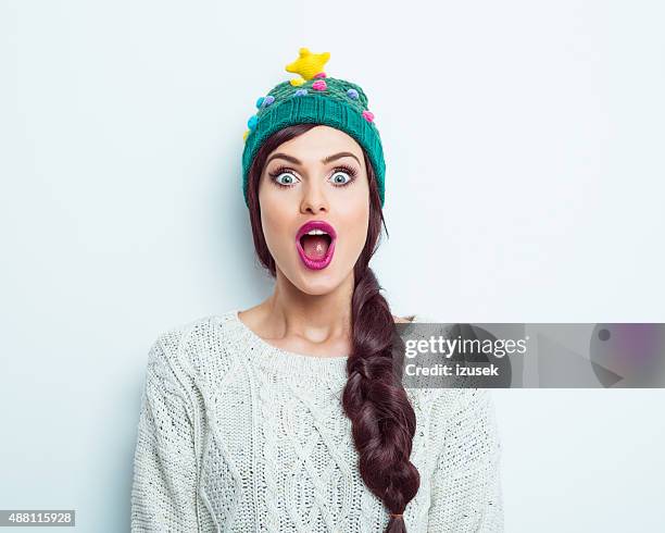 sorpresa donna in abbigliamento invernale - woman face hat foto e immagini stock