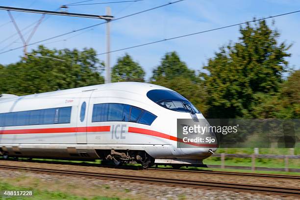 de trem de alta velocidade ice dirigindo rápido - sjoerd van der wal or sjo - fotografias e filmes do acervo