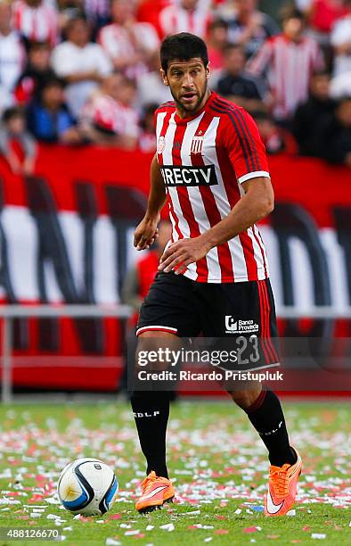 Sebastian Dominguez of Estudiantes de La Plata drives the ball during a match between Estudiantes and Gimnasia y Esgrima La Plata as part of 24th...