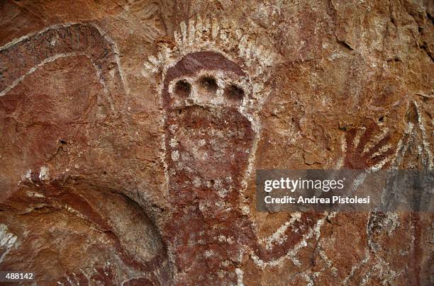 aboriginal rock paintings in australia - tribale kunst stockfoto's en -beelden