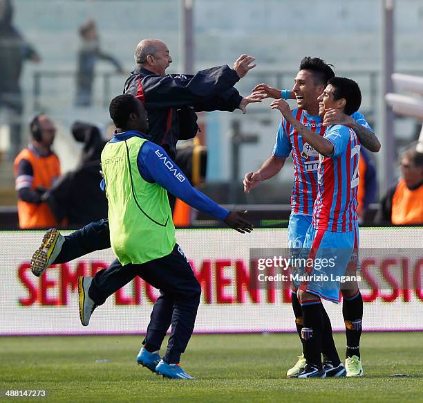 Pablo Barrientos of Catania celebrates after scoring his team's 4th goal during the Serie A match between Calcio Catania and AS Roma at Stadio Angelo...