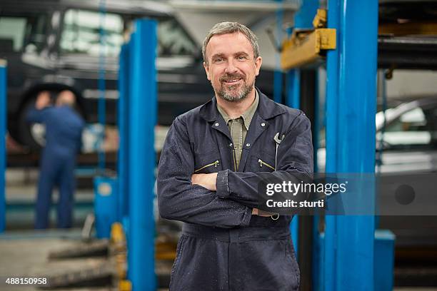 propietario del garaje - car workshop fotografías e imágenes de stock