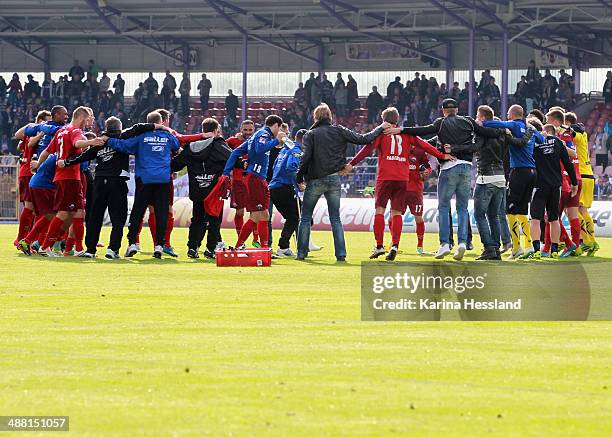 The team of Paderborn celebrates the victory after the 2nd Liga match between FC Erzgebirge Aue and SC Paderborn 07 at Sparkassen-Erzgebirgsstadion...