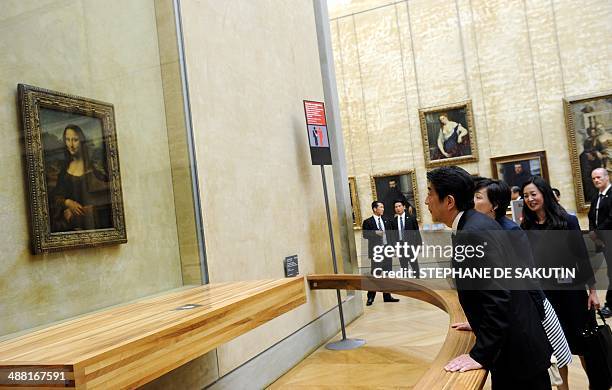 Japanese Prime Minister Shinzo Abe and his wife Akie look at "La Joconde", a 1503-1506 oil on wood portrait of Mona Lisa by Leonardo Da Vinci, at the...