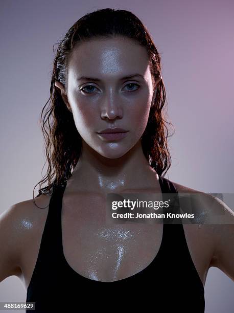 sweaty female post workout - effort imagens e fotografias de stock