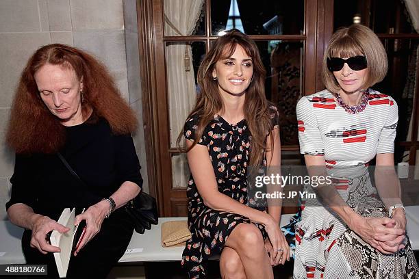 Model Grace Coddington, actress Penelope Cruz and editor-in-chief of American Vogue Anna Wintour attend Carolina Herrera Spring 2016 during New York...