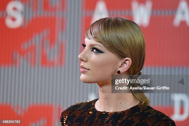 Singer Taylor Swift arrives at the 2015 MTV Video Music Awards at Microsoft Theater on August 30, 2015 in Los Angeles, California.