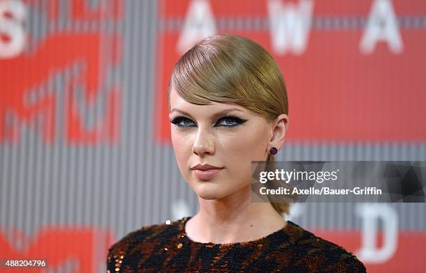 Singer Taylor Swift arrives at the 2015 MTV Video Music Awards at Microsoft Theater on August 30, 2015 in Los Angeles, California.