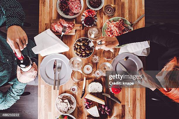 par de amigos teniendo una buena cena - jamón serrano fotografías e imágenes de stock