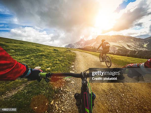 bicicleta de montanha: único caminho em dois - motocross imagens e fotografias de stock