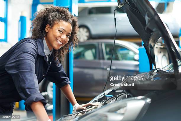 stolze geschäftsfrau automechaniker - auto mechanic stock-fotos und bilder