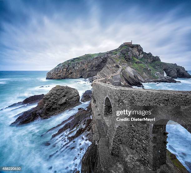 isla de gaztelugatxe, old hermitage en rocky island - gaztelugatxe fotografías e imágenes de stock