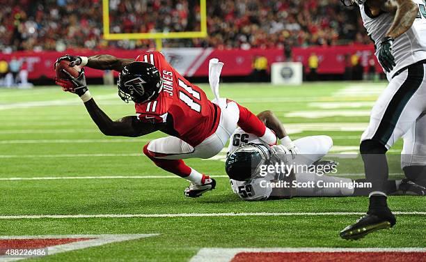 Julio Jones of the Atlanta Falcons scores a second-quarter touchdown against DeMeco Ryans of the Philadelphia Eagles at the Georgia Dome on September...