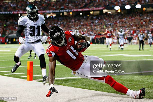 Julio Jones of the Atlanta Falcons scores a touchdown against Byron Maxwell of the Philadelphia Eagles during the first half at the Georgia Dome on...