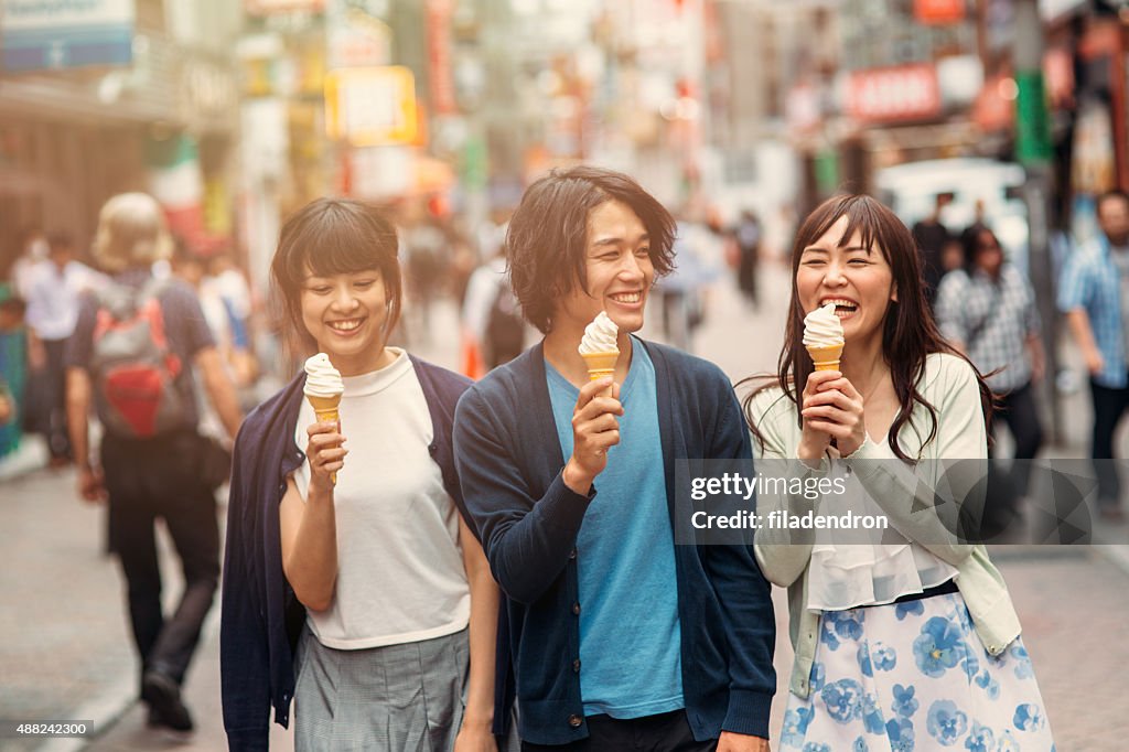 ハッピー日本のご友人とのアイスクリームを食べ